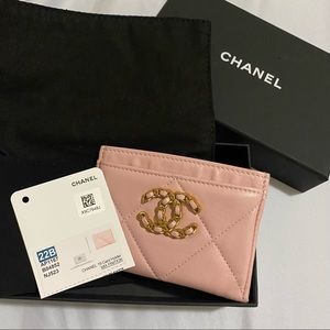 Chanel 19 cardholder pink 22B